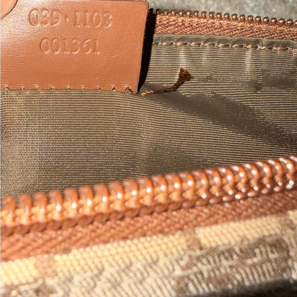 Gucci Tan Monogram Clutch - Picture 6 of 6